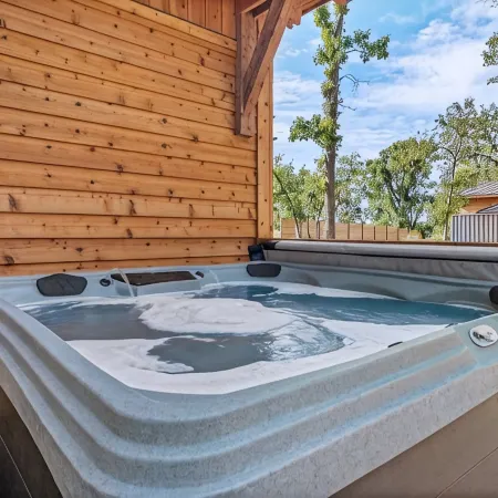 Twin Retreat Cabin #2, Hot Tub, Near Battlefield Golf Course & Shangri La Resort