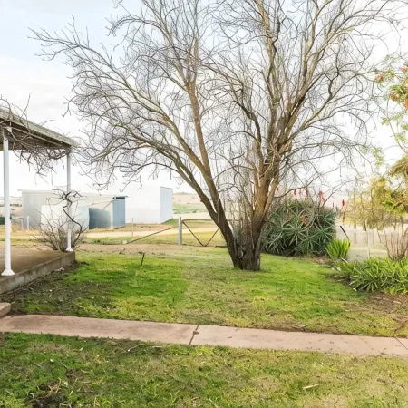 Tranquil 4 bedroom house with fireplace