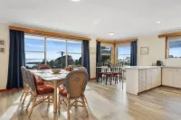 Alice Beside the Sea - 4 Bedroom Upstairs Apartment. - 3-Star