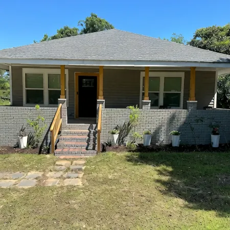 Springhill Bungalow-cozy bungalow located in the Springhill area.