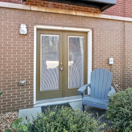 Charming 2-bedroom dog-friendly condo walking distance to Downtown Clarksville.