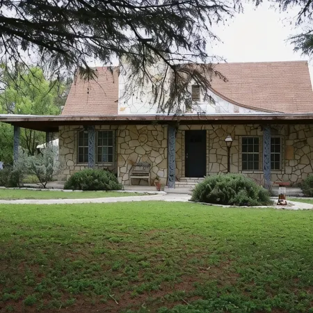 Dos Pinos Riverside Cottage near DT Kerrville