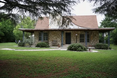 Dos Pinos Riverside Cottage near DT Kerrville - 4-Star