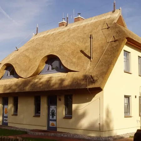Beautiful thatched roof house with south-facing terrace, 2 shower rooms and 2 parking spaces