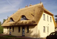 Beautiful thatched roof house with south-facing terrace, 2 shower rooms and 2 parking spaces - Homestays