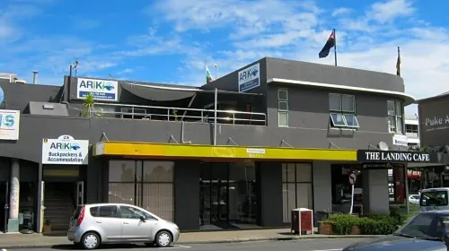 Ariki Backpackers - parking
