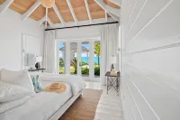 Ba Roos Beach House/Iconic Tar Bay Estate with 300’ of Direct Beachfront - Homestays