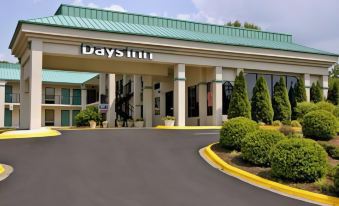 Days Inn by Wyndham Hendersonville