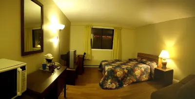 Villagers Inn Hotels near VISAC Gallery