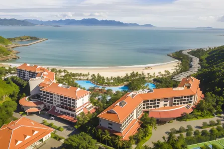 Vinpearl Resort Nha Trang Отели рядом с достопримечательностью «MerPerle Sparkling Waves»