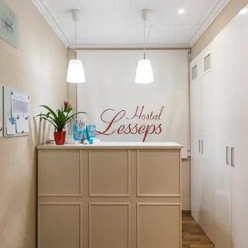 Hostal Lesseps Отели рядом с достопримечательностью «Голубой трамвай»