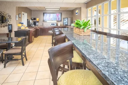 Days Inn by Wyndham Atlanta Stone Mountain Отели рядом с достопримечательностью «My Secret Garden»