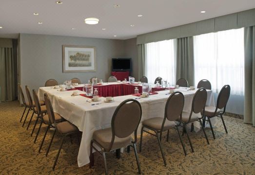 트래블로지 바이 윈덤 오샤와 휫비