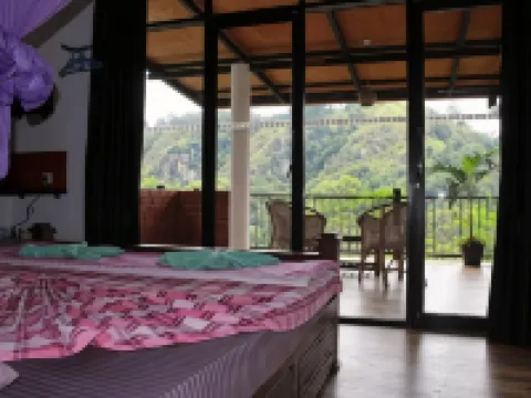 埃勒巖邊旅館 埃勒酒店