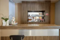 RedDoorz Plus Near Hotel Benua Kendari فنادق في Kendari Barat