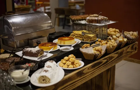 埃米瑞絲套房酒店