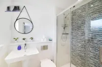 Woolhampton Drive House by Redwood Stays