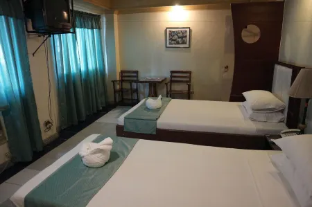 La Esperanza Hotel Отели рядом с достопримечательностью «Sampaguita Gardens»