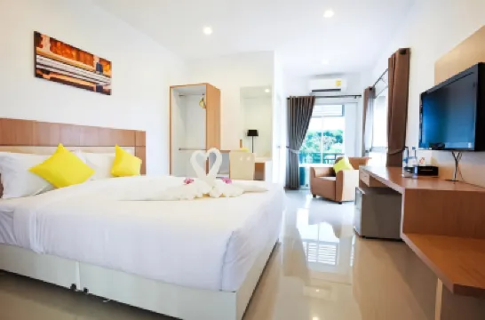 La Belle Hotel Hotels near At Waterside