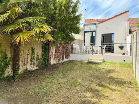 Maison de Ville à 100m de la Plage Отели рядом с достопримечательностью «Fort Vauban»