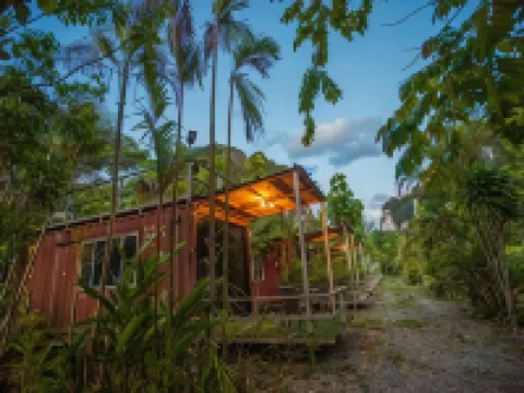 เดอะ แคมเปอร์ ลอดจ์, เขาสก โรงแรมในอำเภอ พนม