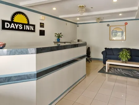 Days Inn by Wyndham Orange Anaheim Отели рядом с достопримечательностью «Университет Чапман»