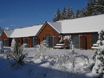 The Peaks Motor Inn Hotels in 