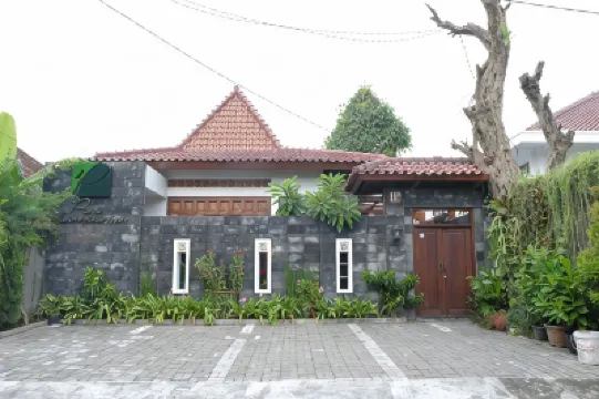 Puri Langenarjan Guest House Hotels near Ngasem Traditional Market