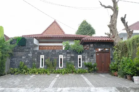 Puri Langenarjan Guest House Отели в г. Джокьякарта