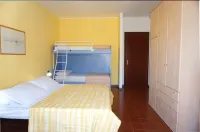 Welcoming Flat with Pool View Balcony - شقق