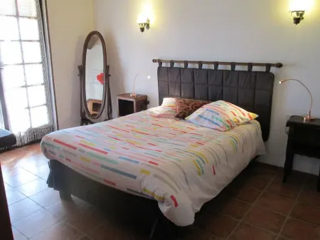 DETACHED COUNTRY HOUSE WEEKLY RENTAL PLOT 2400 M2 WOODED FENCED Отели в г. Баржак