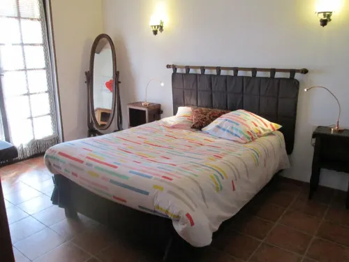 DETACHED COUNTRY HOUSE WEEKLY RENTAL PLOT 2400 M2 WOODED FENCED Hotel a Barjac