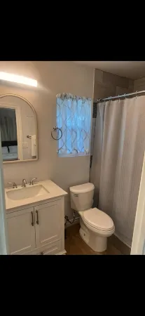 Spacious and Private Отели рядом с Аэропорт Медоус Филд