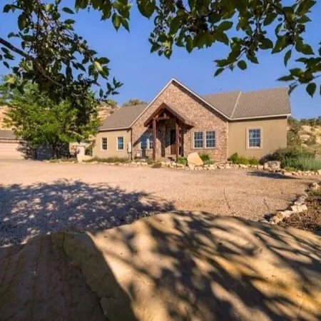 Secluded 16-acre Ranch House near Red Fleet, Steinaker & Flaming Gorge Hotele w: Uintah County