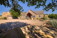 Secluded 16-acre Ranch House near Red Fleet, Steinaker & Flaming Gorge - chambre d’hôtes