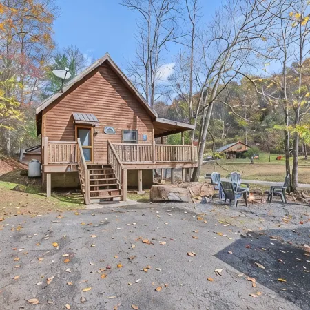 Cozy Creekside Cabin just a few steps from Lands Creek!