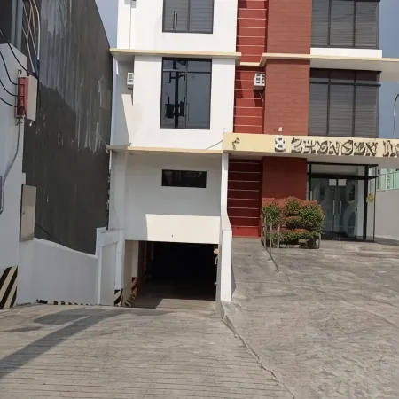 8 ZHENSEN INN