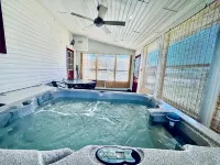 Full basement apartment quiet comfy 1-bedroom with Hot tub and fireplace - 2-Sterne
