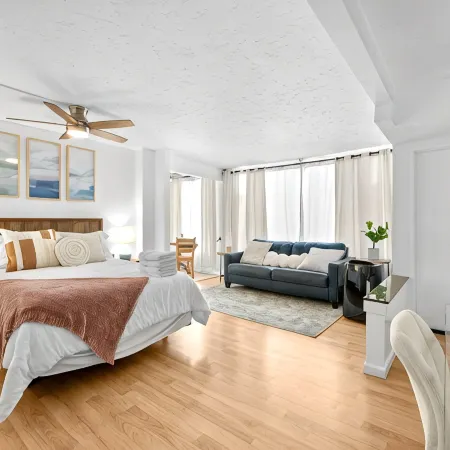 Charming Riverwalk Retreat – Spacious Downtown Condo