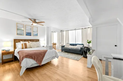 Charming Riverwalk Retreat – Spacious Downtown Condo