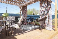 Family home, fully fenced yard with covered deck. Walk to trails and parks. - 3 ดาว