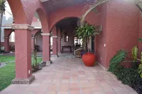 Casa de la Rana! Spacious 6-bedroom Beach Front house in Nuevo Mazatlán - อ่างจากุชชี่