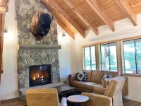 Buffalo Cabin -charming Alpine retreat w/ king bed - Homestays