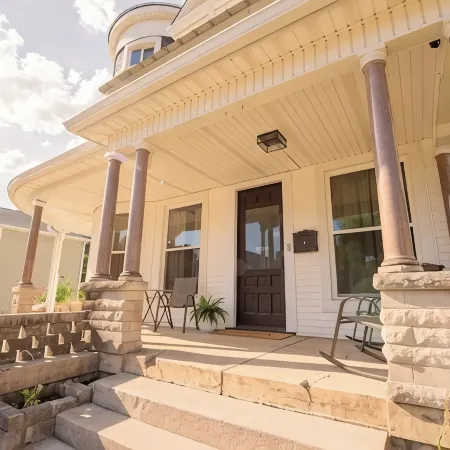 4-bedroom house in historic downtown Xenia w/WiFi, AC. Book your stay now!