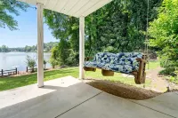 Experience Serenity on Broadway Lake in this beautiful 3 bedroom home - 4 ดาว