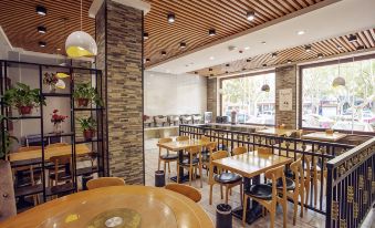 Roman Holiday Business Hotel (Suzhou Huaxia World Trade Plaza)