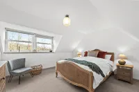 Luxury 3 Bedroom Cottage with Garden, Private Courtyard, in the heart of Killin. - 4-Star