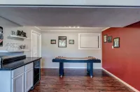 Modern home with privacy of the hills right in town! - Boutique