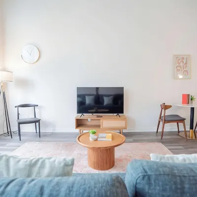 CozySuites at the Block Отели рядом с достопримечательностью «Концертная площадка Old National Centre»