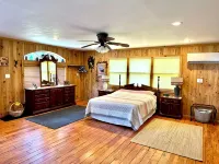 The Cozy Cute Rustic Lodge close to everything. Clean & Spacious- Fire Pit. - balcony